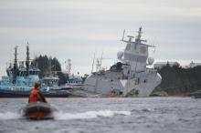 La frégate KNM Helge Ingstad, qui a pris l'eau après une collision avec le tanker maltais Sola TS, dans le fjord Hjeltefjord près de Bergen le 8 novembre 2018