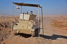Des forces irakiennes sont postées près du poste-frontière d'Al-Qaïm entre l'Irak et la Syrie le 1er novembre 2018