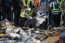 Le 2 novembre 2018 dans un port de Jakarta, les équipes de recherche récupèrent des débris du vol de Lion Air qui s'est abîmé en mer
