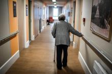 Un tiers des personnes âgées vivant en maison de retraite doivent puiser dans leur épargne ou vendre une partie de leur patrimoine pour payer leur hébergement