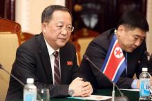 Le chef de la diplomatie nord-coréenne Ri Yong Ho écoute son homologue vietnamien Pham Binh Minh, qui ne figure pas sur la photographie, lors d'une rencontre à Hanoï le 30 novembre 2018