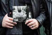 La couverture du dernier album posthume de Johnny Hallyday tenue par un homme à Paris le 15 octobre 2018