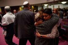 Des fidèles juifs réunis le 2 novembre 2018 au Temple Sinai à Pittsburgh