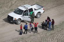 Des demandeurs d'asile se rendent à une patrouille américaine après avoir traversé la frontière avec le Mexique le 7 novembre 2018 à Mission, au Texas