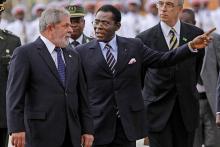 El entonces presidente de Brasil Luiz Inacio Lula da Silva (I) y el mandatario de Guinea Ecuatorial Teodoro Obiang (C) el palacio presidencial en Malabo, Guinea Ecuatorial, el 5 de julio de 2018