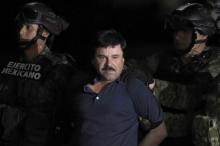 L'ex-chef du cartel de Sinaloa Joaquin "El Chapo" Guzmán, ici lors de sa capture le 8 janvier 2017 au Mexique, a vécu comme un roi au Mexique au début des années 1990