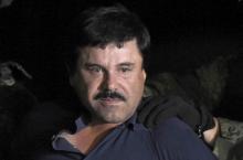 Le narcotrafiquant mexicain Joaquin "El Chapo" Guzman escorté par la police à l'aéroport de Mexico, 