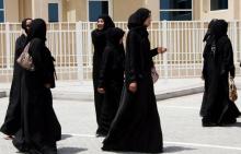 Des femmes portent l'abaya, à DUbai, le 31 mai 2006