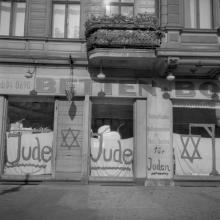 Des inscriptions antisémites sur les murs d'un magasin tenu par des juifs, en juin 1938 à Berlin