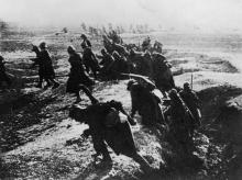 Photo prise en 1916 de soldats français passant à l'attaque depuis leur tranchée lors de la bataille de Verdun