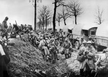 Des soldats français près du champ de bataille de Verdun, le 1er février 2016