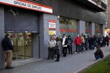 Des chômeurs font la queue devant une agence pour l'emploi à Madrid, en 2014