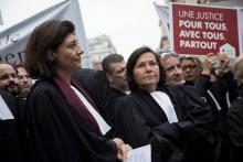 La présidente du CNB Christiane Feral-Schuhl (g) et la batonnière de Paris Marie-Aimée Peyron (d) manifestent le 15 novembre 2018 à Paris contre la réforme de la justice