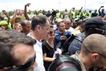 La ministre des Outre-mer Annick Girardin (C) et le préfet de La Réunion Amaury de Saint-Quentin (C, gauche) arrivent à Sainte-Marie, le 28 novembre 2018, alors que des "gilets jaunes" protestent cont