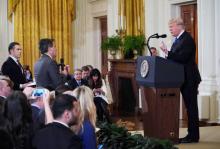 Le président américain Donald Trump (à droite) s'écharpe avec le journaliste de CNN Jim Acosta (à gauche, debout avec le micro), à la Maison Blanche, le 7 novembre 2018