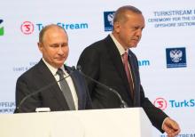 Le président turc Tayyip Erdogan (droite) et son homologue russe Vladimir Poutine à une cérémonie marquant lLa fin des travaux sur le tronçon sous la mer du gazoduc TurkStream, à Istanbul le 19 novemb