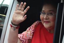 L'ex Première dame des Philippines Imelda Marcos salue la foule le 5 mai 2016 à Manille.