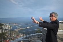 Kimio Waki, ancien résident de Kunashiri, pris en photo devant l'île où il vécu, le 10 octobre 2018 à l'observatoire de Rausu dans le nord du Japon