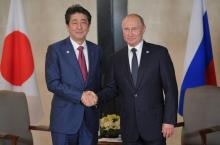Le président russe Vladimir Poutine et le Premier ministre japonais Shinzo Abe à Singapour le 14 novembre 2018