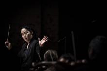 La cheffe d'orchestre Nathalie Stutzmann entourée de son ensemble "Orfeo 55", à l'opéra de Bordeaux le 15 janvier 2013