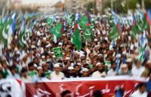 Des militants du Jamaat-e-Islami (JI), un parti religieux pakistanais, manifestent le 4 novembre 2018 à Karachi contre l'acquittement de la chrétienne Asia Bibi