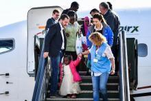 Le ministre italien de l'Intérieur Matteo Salvini accueille un groupe de migrants en provenance du Niger, le 14 novembre 2018, à l'aéroport militaire de Pratica di Mare, près de Rome.