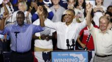 Barack Obama, entouré du candidat au poste de gouverneur de Floride Andrew Gillum (à gauche) et du sénateur Bill Nelson (à droite), candidat à sa réelection, lors d'un meeting de campagne à Miami, le 