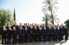 Les chefs d'Etats et de gouvernements, ministres et envoyés spéciaux pour la Libye posent pour une photo de groupe à Palerme en Sicile, le 13 novembre 2018