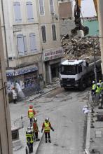 Les secouristes dégagent les décombres des immeubles effondrés à Marseille, le 6 novembre 2018