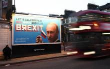 Une affiche publicitaire montrant Vladimir Poutine avec le slogan "Célébrons un Brexit rouge, blanc, bleu", à Londres le 8 novembre 2018