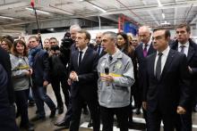 Le président Emmanuel Macron aux côtés notamment de Carlos Ghosn, le PDG du groupe Renault-Nissan-Mitsubishi, visitant une usine du constructeur à Maubeuge, dans le Nord, le 8 novembre 2018