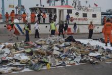 Des débris repêchés dans la mer, après l'accident de l'avion de Lion Air, dans le port de Jakarta, le 30 octobre 2018