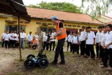 Un expert de l'entreprise SparrowHawk Far East mène des recherches au radar dans l'enceinte d'une école de la province de Prey Veng, dans le sud du Cambodge, le 24 octobre 2018