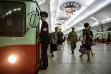 Des passagers descendent d'une rame de métro, le 9 septembre 2018 à Pyongyang, en Corée du Nord