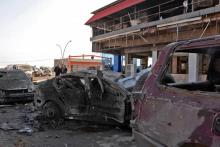 Des Irakiens inspectent le 9 novembre 2018 les dégâts causés par un attentat à la voiture piégée la veille à Mossoul, le premier à frapper cette ville du nord irakien depuis sa libération en juillet 2