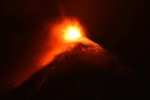 Le volcan Fuego en éruption dans le département d'Escuintla au Guatemala, le 19 novembre 2018
