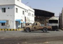 Les forces pro-gouvernementales stationnent devant une usne, dan sle port yéménite d'Hodeida, le 13 novembre 2018