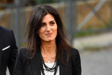 La maire populiste de Rome Virginia Raggi quitte le tribunal de Rome qui l'a relaxée dans une affaire de "faux en écriture publique", le 10 novembre 2018