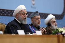 Une photo fournie par la Présidence montre le président iranien Hassan Rohani (G), l'ancien président afghan Hamid Karzai (C), et le numéro deux du parti chiite libanais, le Hezbollah, Naïm Qassem (D)