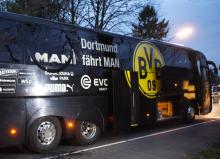 Le bus endommagé de l'équipe du Borussia Dortmund, le 11 avril 2017 à Dortmund, en Allemagne