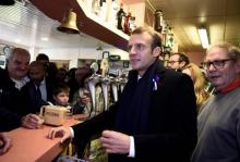 Emmanuel Macron a rencontré des habitants dans un bar PMU de Bully-les-Mines, dans le nord de la France le 9 novembre 2018