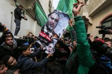 Des Palestiniens de la bande de Gaza brûlent une affiche avec le portrait du ministre israélien de la Défense démissionnaire, Avigdor Lieberman, le 14 novembre 2018