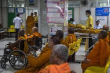 Des moines bouddhistes en Thaïlande font un check-up médical dans un hôpital à Bangkok, le 12 novembre 2018