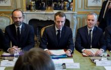 Le président Emmanuel Macron (c), le Premier ministre Edouard Philippe (g), le ministre de l'Ecologie François de Rugy (d), lors d'une réunion sur la "Programmation pluriannuelle de l'énergie (PPE), l