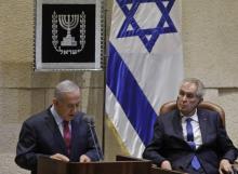 Le président tchèque Milos Zeman écoute le Premier ministre israélien Benjamin Netanyahu s'adressant au Parlement à Jérusalem le 26 novembre 2018