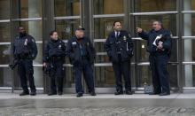 Des policiers devant le tribunal de Brooklyn (New York) le 5 novembre 2018