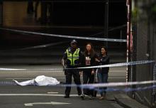 La police évacue des personnes des lieux d'une attaque au couteau à Melbourne, le 9 novembre 2018