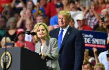 La sénatrice Cindy Hyde-Smith s'exprime aux côtés du président américain Donald Trump lors d'une réunion de campagne pour les élections parlementaires le 2 octobre 2018 à Southaven (Mississippi, sud)