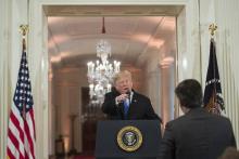 Le président américain Donald Trump dans un échange verbal tendu avec le journaliste de la chaîne CNN, Jim Acosta, lors d'une conférence de presse à la Maison Blanche, le 7 novembre