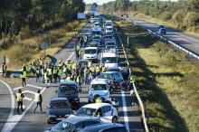 Des "gilets jaunes" bloquent l'autoroute A63 à Canejean près de Bordeaux le 18 novembre 2018